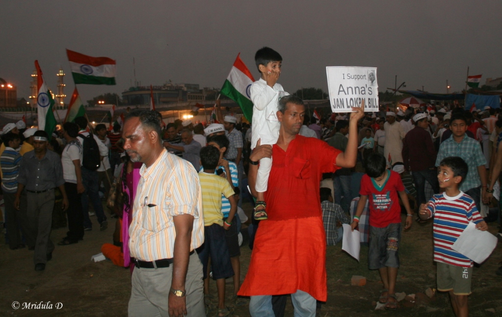 Protesting with his kids, Anna Hazare's Fast at Ramlila Maidan