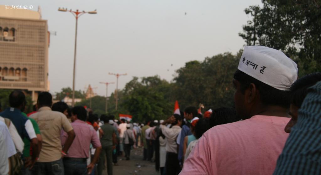 The Queue to get in to Ramlila Maidan, the Anna Hazare Fast Site