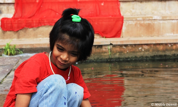 A small girl at Pushkar Lake, Rajasthan, India