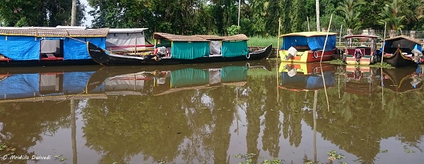 canoe-kerala-backwaters