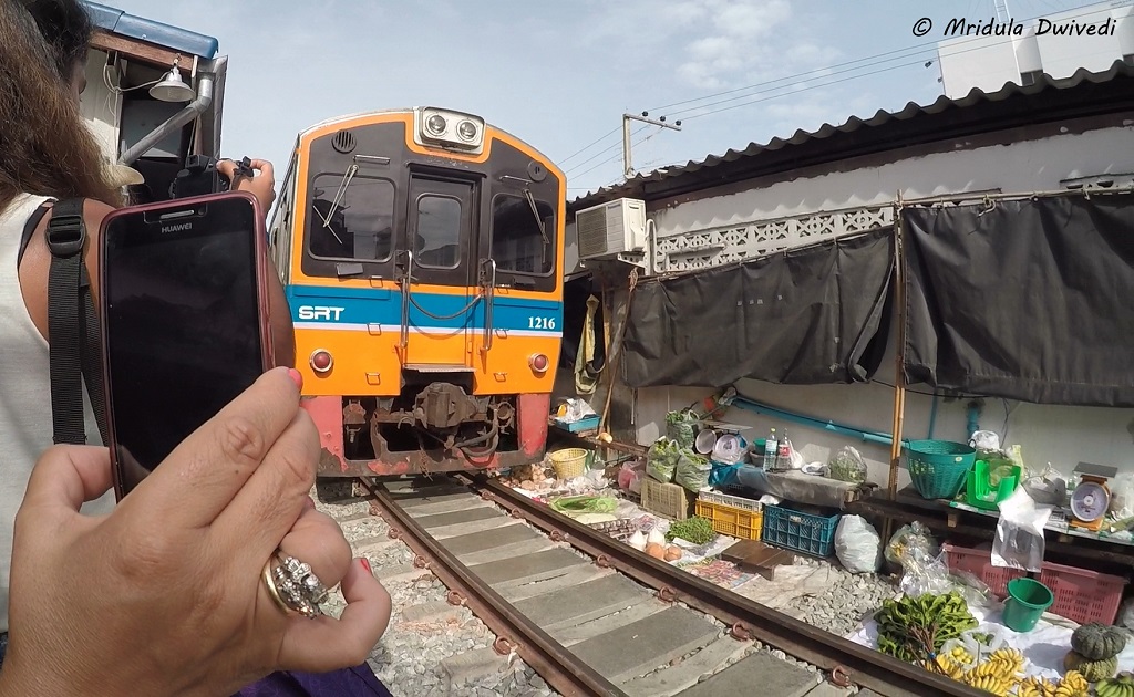 maeklong-railway-market-thailand