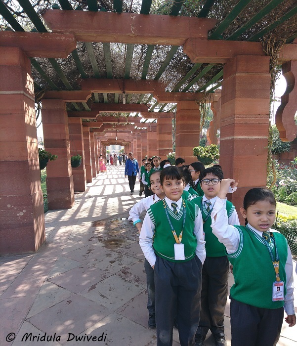 school-kids-mughal-gardens-delhi