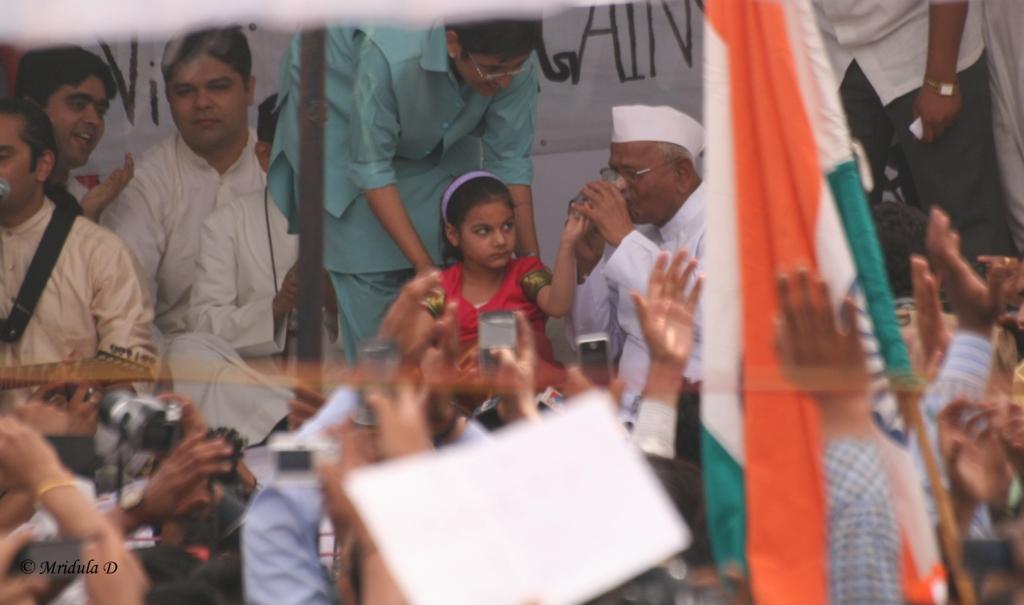 Anna Hazare Breaks his Fast at Jantar Mantar