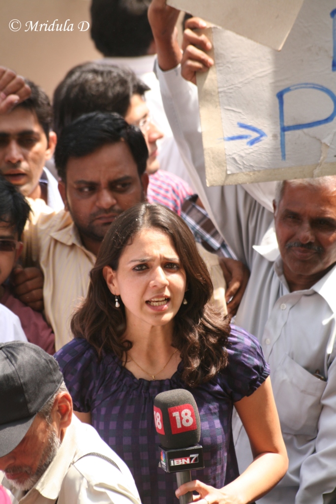IBN7 Anchor at Jantar Mantar Covering Anna Hazare's Fast