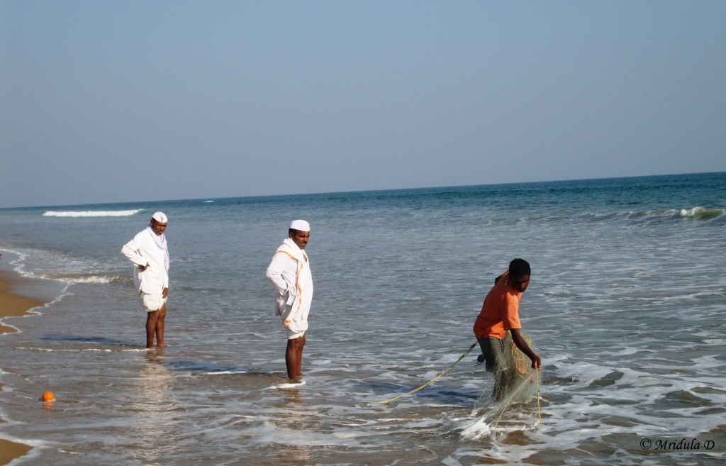People at Chandrabhaga Beach, Odisha