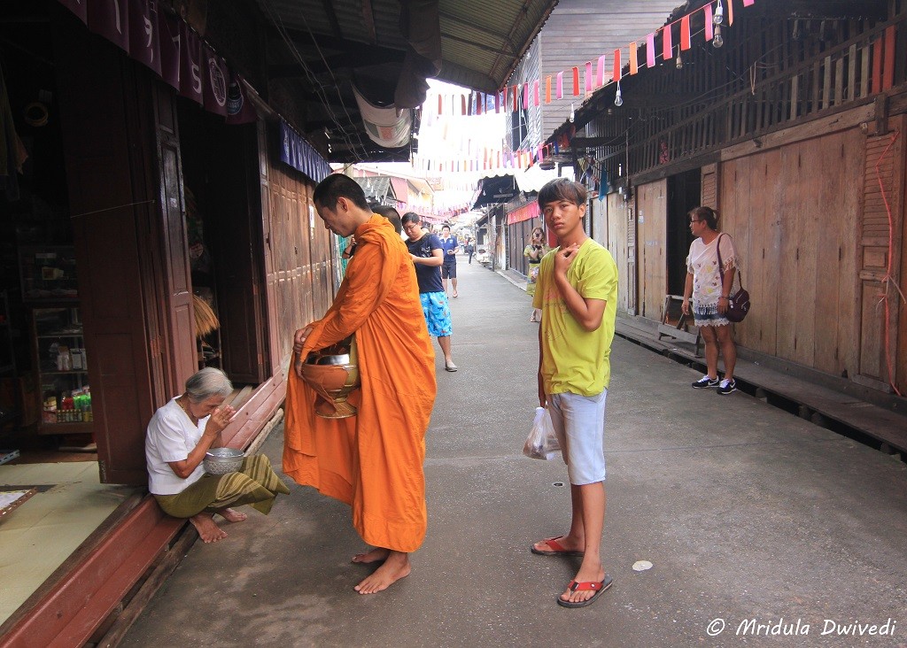 offering-food-monks-thailand
