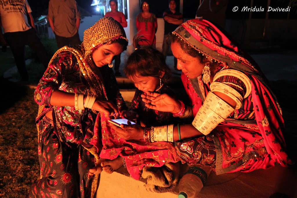 women-cell-phone-gujarat