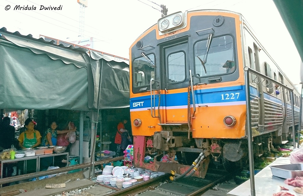 maeklong-railway-market