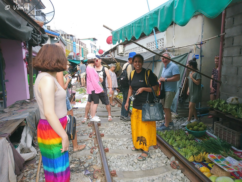 maeklong-railway-market