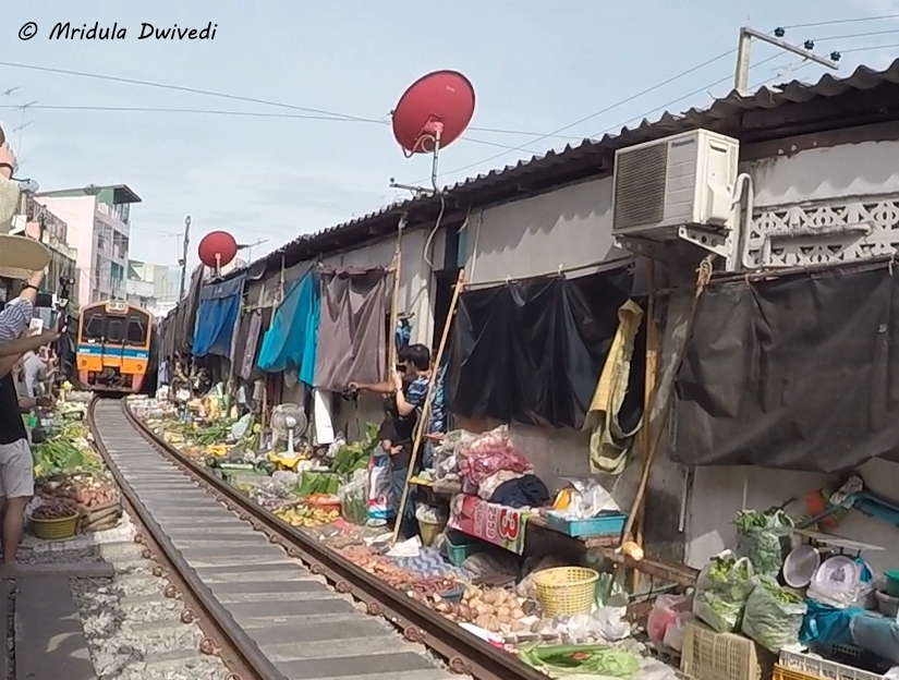 train-maeklong-railway-market