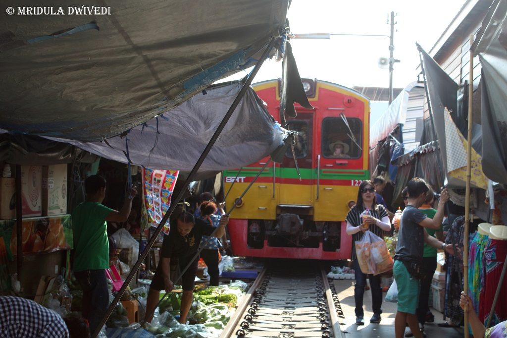 photography-tips-maeklong-railway-market