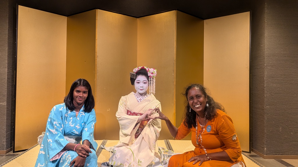 Tourists with a Maiko Dancer in Kyoto